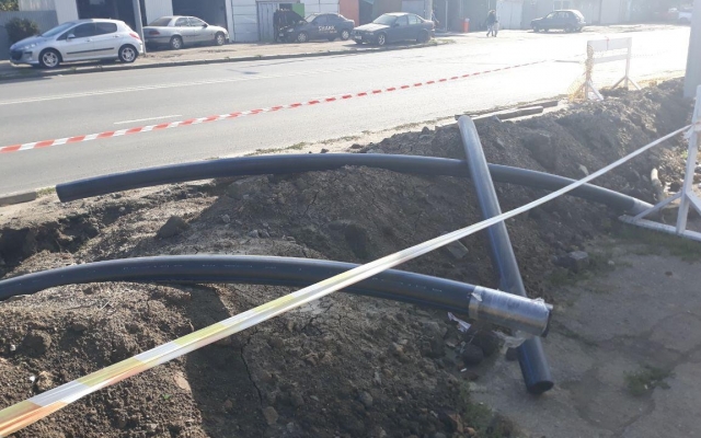 Больше месяца пешеходы на улице Космонавтра Комарова ходят по грязи (ФОТО) Фото № 1 Больше месяца пешеходы на улице Космонавтра Комарова ходят по грязи (ФОТО) Фото № 1