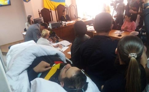 Лежачего подозреваемого в покушении на Михайлика отправили в СИЗО (ФОТО) Фото № 1 Лежачего подозреваемого в покушении на Михайлика отправили в СИЗО (ФОТО) Фото № 1