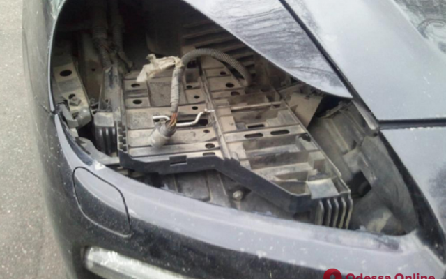 В Одессе автовор обворовал элитный автомобиль Фото № 0 В Одессе автовор обворовал элитный автомобиль Фото № 0