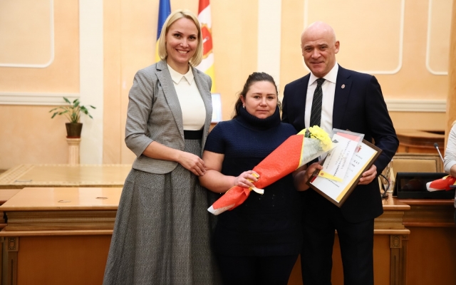 Мэр Одессы вручил ключи от квартир детям-сиротам Фото № 3 Мэр Одессы вручил ключи от квартир детям-сиротам Фото № 3