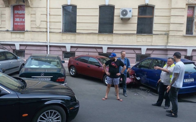 Женщина на Jaguar примяла пять припаркованных автомобилей (ФОТО) Фото № 4 Женщина на Jaguar примяла пять припаркованных автомобилей (ФОТО) Фото № 4
