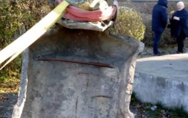 В Балте демонтировали бюст Карла Маркса Фото № 4 В Балте демонтировали бюст Карла Маркса Фото № 4