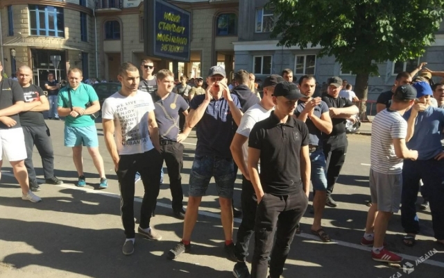 Возле офиса «СОБ» произошла массовая драка (ФОТО) Фото № 2 Возле офиса «СОБ» произошла массовая драка (ФОТО) Фото № 2