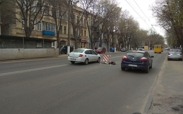 В Одессе на дороге обнаружена очередная яма (ФОТО) Фото № 4 В Одессе на дороге обнаружена очередная яма (ФОТО) Фото № 4
