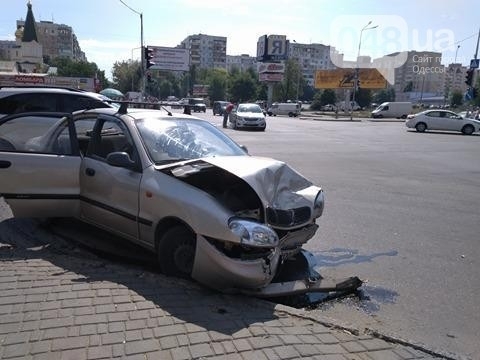 Сокрушительная авария на жилмассиве Котовского: автомобиль остался без колеса Фото № 0 Сокрушительная авария на жилмассиве Котовского: автомобиль остался без колеса Фото № 0