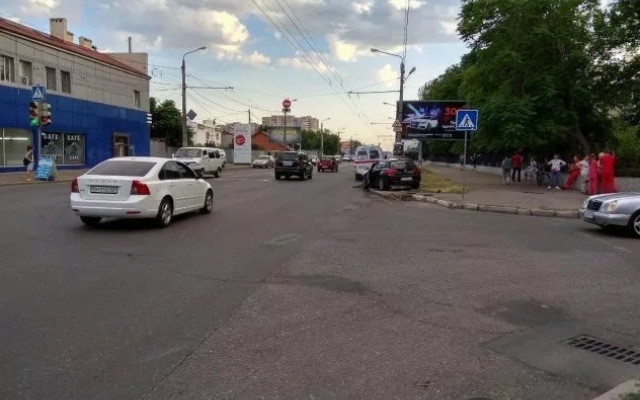В ДТП на пересечении Комарова и Генерала Петрова есть пострадавшие (ФОТО) Фото № 4 В ДТП на пересечении Комарова и Генерала Петрова есть пострадавшие (ФОТО) Фото № 4