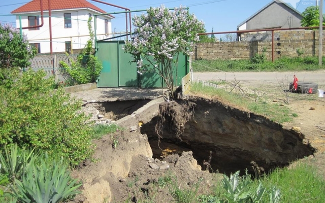На Холодной балке часть дороги и частной усадьбы провалились в катакомбы (ФОТО) Фото № 4 На Холодной балке часть дороги и частной усадьбы провалились в катакомбы (ФОТО) Фото № 4