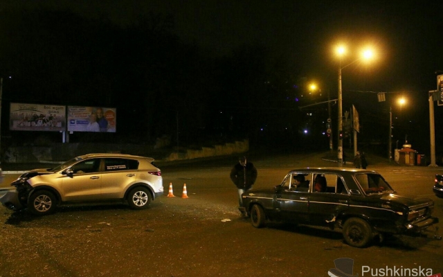 Вчера вечером в Одессе столкнулись четыре автомобиля (ФОТО) Фото № 4 Вчера вечером в Одессе столкнулись четыре автомобиля (ФОТО) Фото № 4