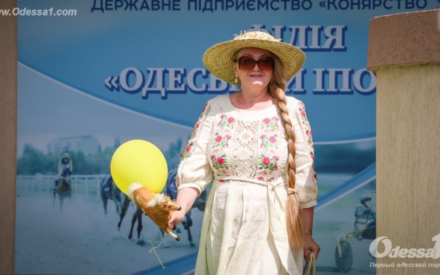 Внимание к одесскому ипподрому привлекали шляпками (ФОТО) Фото № 1 Внимание к одесскому ипподрому привлекали шляпками (ФОТО) Фото № 1