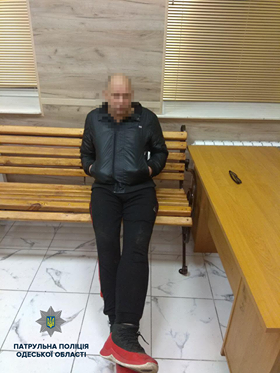В Одессе задержан неадекват, громивший автомобили Фото № 0 В Одессе задержан неадекват, громивший автомобили Фото № 0