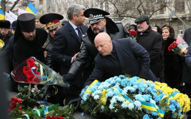 День Соборности в Одессе: цветы у памятника Шевченко Фото № 4 День Соборности в Одессе: цветы у памятника Шевченко Фото № 4