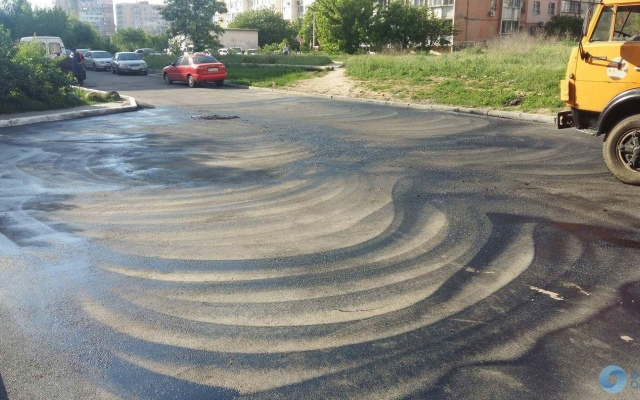 Одесские дорожники положили асфальт вокруг припаркованных автомобилей (ФОТО) Фото № 4 Одесские дорожники положили асфальт вокруг припаркованных автомобилей (ФОТО) Фото № 4
