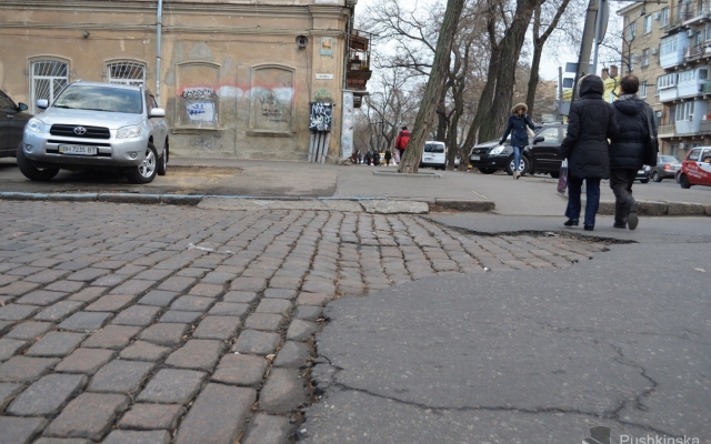Часть улицы Спиридоновской теперь с двусторонним движением Фото № 1 Часть улицы Спиридоновской теперь с двусторонним движением Фото № 1