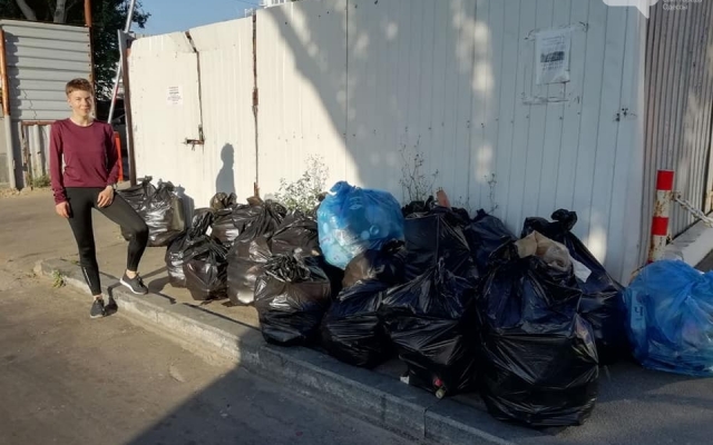 В течение часа одесситы собрали на пляже гору мусора (ФОТО) Фото № 1 В течение часа одесситы собрали на пляже гору мусора (ФОТО) Фото № 1