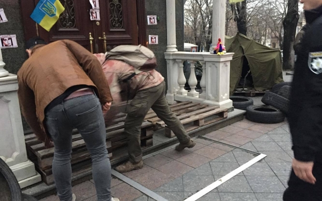 Одесские активисты попытались заблокировать вход в прокуратуру Фото № 6 Одесские активисты попытались заблокировать вход в прокуратуру Фото № 6