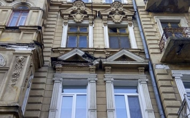 В Одессе от памятника архитектуры отвалились элементы фасада (ФОТО) Фото № 2 В Одессе от памятника архитектуры отвалились элементы фасада (ФОТО) Фото № 2