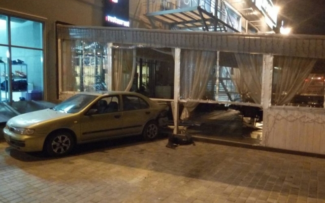 Авария на жилмассиве Котовского, две иномарки влетели в торговый комплекс Фото № 3 Авария на жилмассиве Котовского, две иномарки влетели в торговый комплекс Фото № 3