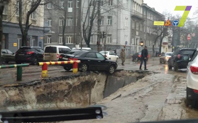 В Одессе автомобиль практически угодил в траншею (ФОТО) Фото № 2 В Одессе автомобиль практически угодил в траншею (ФОТО) Фото № 2