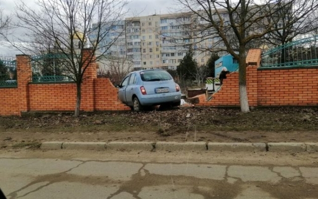 В Теплодаре женщина въехала в забор храма (ФОТО) Фото № 1 В Теплодаре женщина въехала в забор храма (ФОТО) Фото № 1