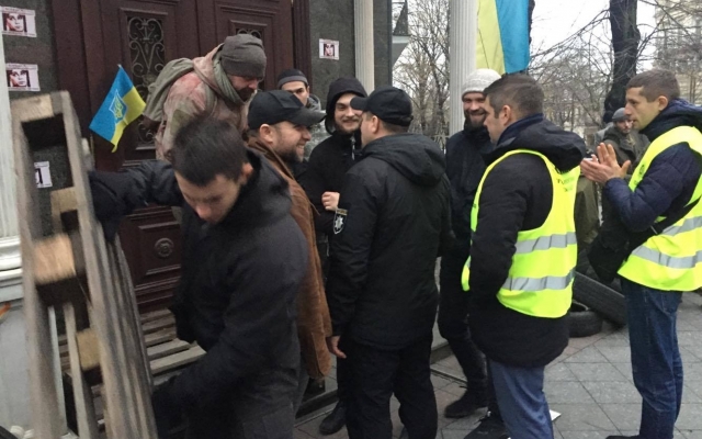 Одесские активисты попытались заблокировать вход в прокуратуру Фото № 4 Одесские активисты попытались заблокировать вход в прокуратуру Фото № 4
