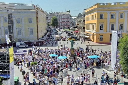 Около двух тысяч одесситов одновременно появились в вышиванках (ФОТО, ВИДЕО) Фото № 2 Около двух тысяч одесситов одновременно появились в вышиванках (ФОТО, ВИДЕО) Фото № 2