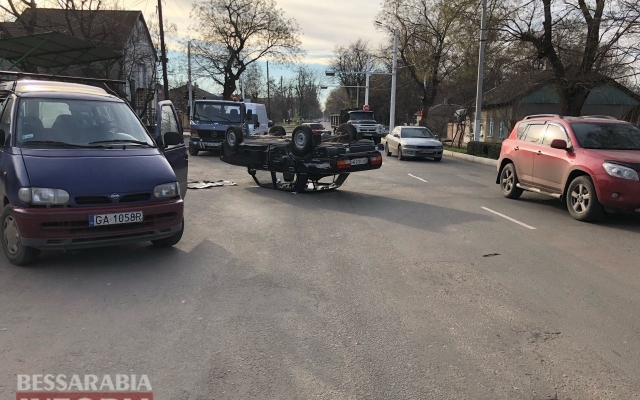 Утреннее ДТП в Измаиле: машина перевернута на крышу Фото № 0 Утреннее ДТП в Измаиле: машина перевернута на крышу Фото № 0