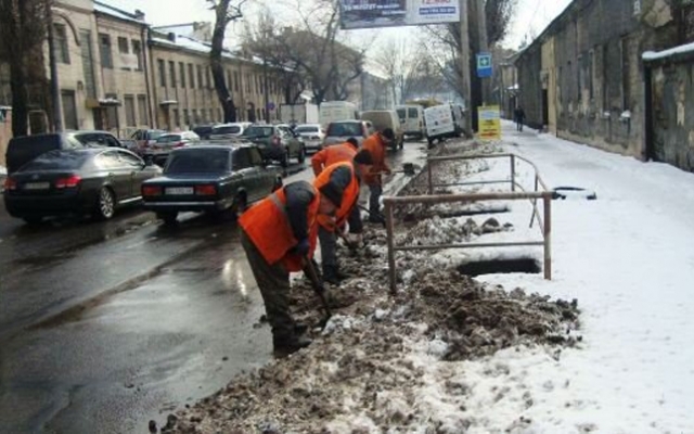 Коммунальщики чистят ливнёвки в Одессе Фото № 0 Коммунальщики чистят ливнёвки в Одессе Фото № 0