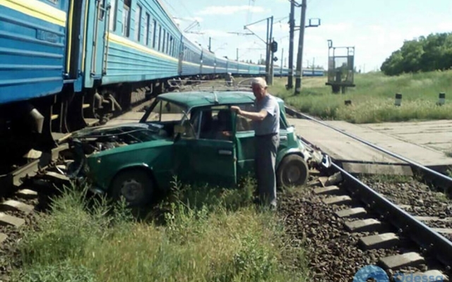 Жигули дважды попало под поезд на Одесской железной дороге Фото № 0 Жигули дважды попало под поезд на Одесской железной дороге Фото № 0