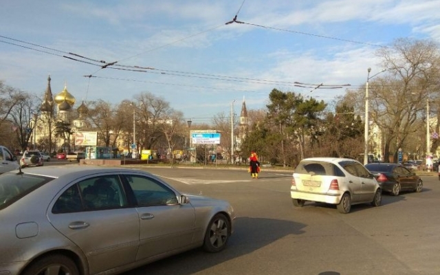 В Одессе петух зазывает в кафе прямо на проезжей части (ВИДЕО) Фото № 0 В Одессе петух зазывает в кафе прямо на проезжей части (ВИДЕО) Фото № 0