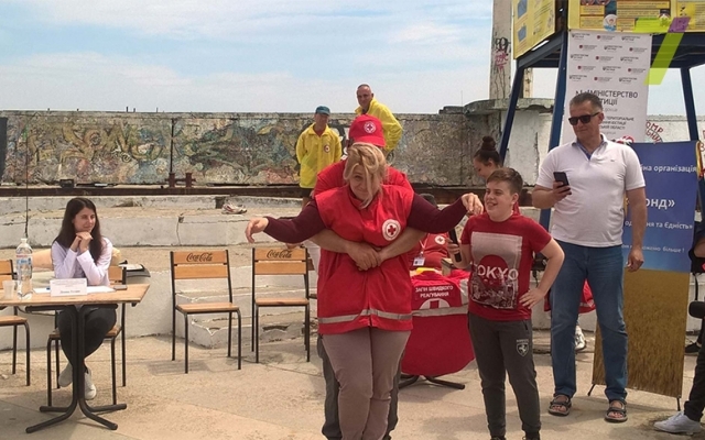 Одесские школьники учились оказывать первую помощь утопающему (ФОТО) Фото № 3 Одесские школьники учились оказывать первую помощь утопающему (ФОТО) Фото № 3
