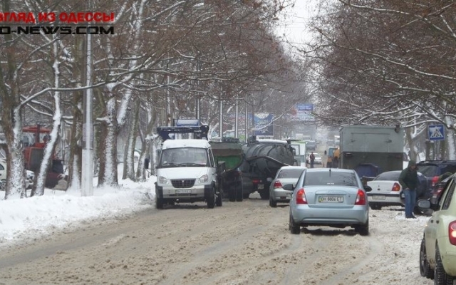 Одесскую улицу затопило: движение транспорта перекрыто Фото № 4 Одесскую улицу затопило: движение транспорта перекрыто Фото № 4