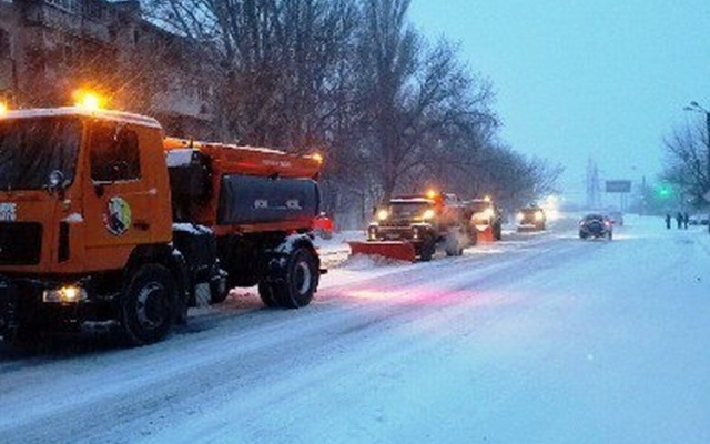 Улицы города от снега расчищает спецтехника Фото № 2 Улицы города от снега расчищает спецтехника Фото № 2