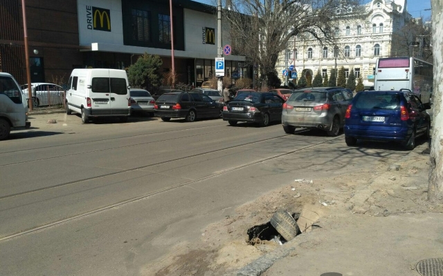 В районе Ж/Д вокзала на проезжей части образовался провал (ФОТО) Фото № 1 В районе Ж/Д вокзала на проезжей части образовался провал (ФОТО) Фото № 1