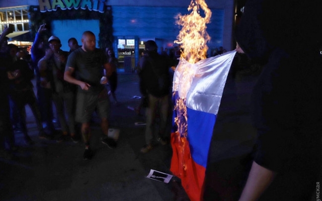 Активисты сожгли российский флаг, выступая против Елены Темниковой Фото № 3 Активисты сожгли российский флаг, выступая против Елены Темниковой Фото № 3