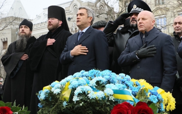 День Соборности в Одессе: цветы у памятника Шевченко Фото № 8 День Соборности в Одессе: цветы у памятника Шевченко Фото № 8