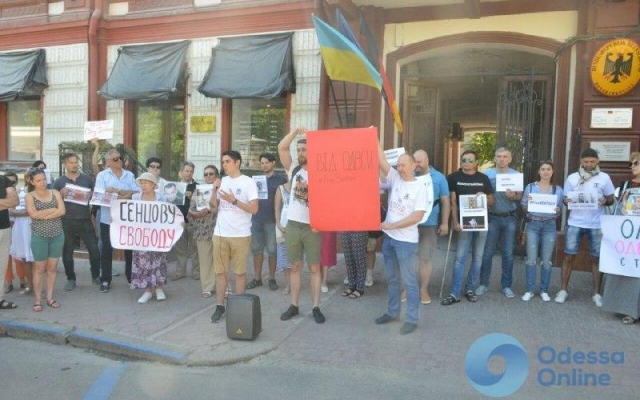 «Свободу узникам Кремля»: в Одессе митинговали в поддержку украинских политзаключённых Фото № 11 «Свободу узникам Кремля»: в Одессе митинговали в поддержку украинских политзаключённых Фото № 11
