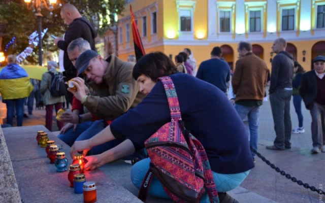 С песнями и лампадами одесситы вышли на акцию протеста против С песнями и лампадами одесситы вышли на акцию протеста против