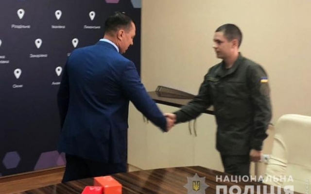 Глава полиции Одессы наградил нацгвардейцев, которые остановили массовую драку на Ланжероне Фото № 2 Глава полиции Одессы наградил нацгвардейцев, которые остановили массовую драку на Ланжероне Фото № 2
