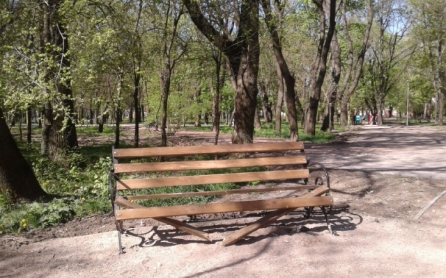 В Преображенском парке вандалы сломали десять лавочек (ФОТО) Фото № 2 В Преображенском парке вандалы сломали десять лавочек (ФОТО) Фото № 2