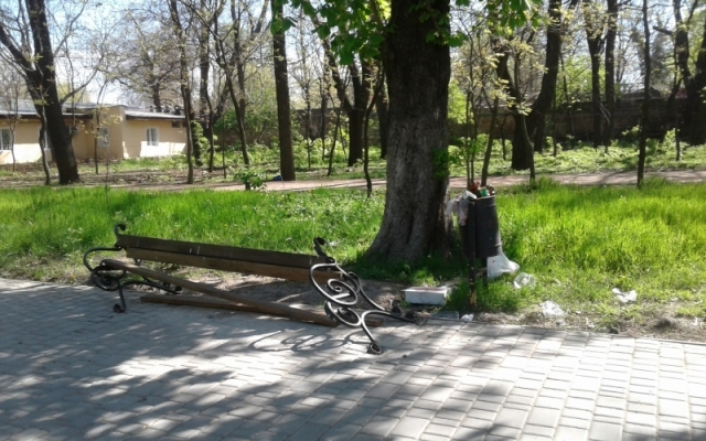 В Преображенском парке вандалы сломали десять лавочек (ФОТО) Фото № 8 В Преображенском парке вандалы сломали десять лавочек (ФОТО) Фото № 8