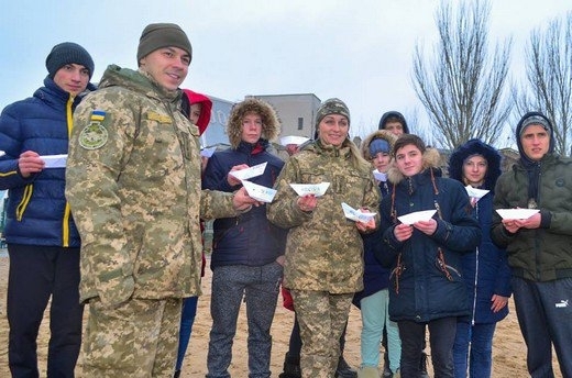 В поддержку пленённых моряков в Одессе пустили бумажные кораблики (ФОТО) Фото № 4 В поддержку пленённых моряков в Одессе пустили бумажные кораблики (ФОТО) Фото № 4