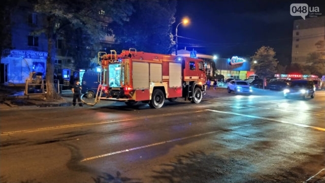 В Одессе горел магазин оборудования для очистки воды Фото № 1 В Одессе горел магазин оборудования для очистки воды Фото № 1