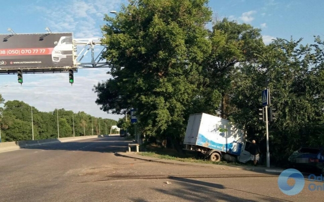 В Одессе произошло ДТП с участием грузовика: есть пострадавшие Фото № 0 В Одессе произошло ДТП с участием грузовика: есть пострадавшие Фото № 0