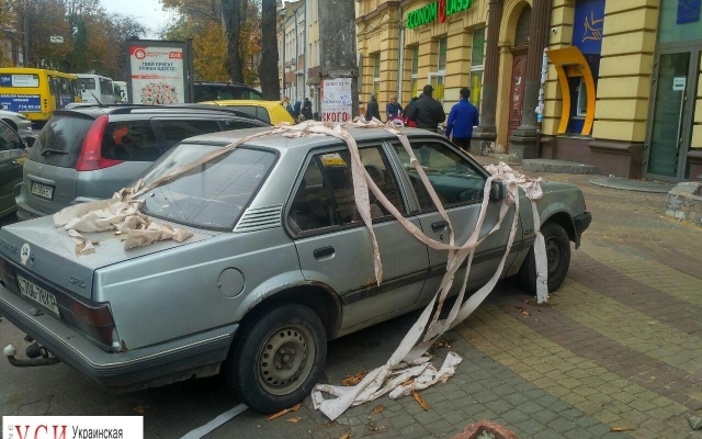 На Бунина одесситы отомстили автохаму, забросав машину туалетной бумагой и яйцами Фото № 3 На Бунина одесситы отомстили автохаму, забросав машину туалетной бумагой и яйцами Фото № 3