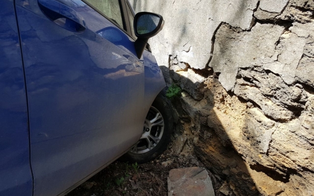 В Одессе автомобиль сам съехал со склона (ФОТО) Фото № 3 В Одессе автомобиль сам съехал со склона (ФОТО) Фото № 3