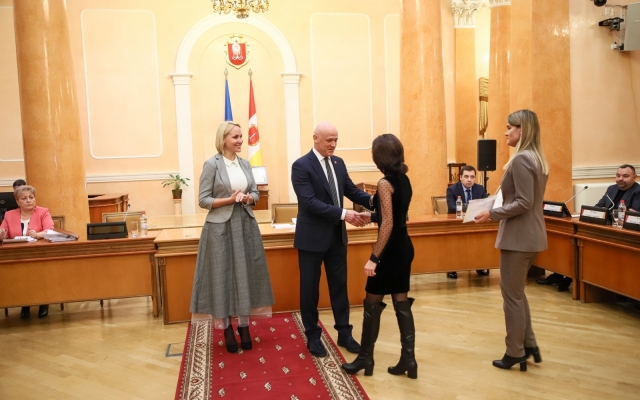 Мэр Одессы вручил ключи от квартир детям-сиротам Фото № 2 Мэр Одессы вручил ключи от квартир детям-сиротам Фото № 2