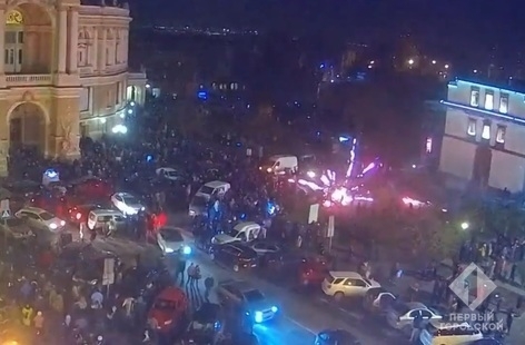 В новогоднюю ночь в толпе людей взорвался фейерверк Фото № 0 В новогоднюю ночь в толпе людей взорвался фейерверк Фото № 0
