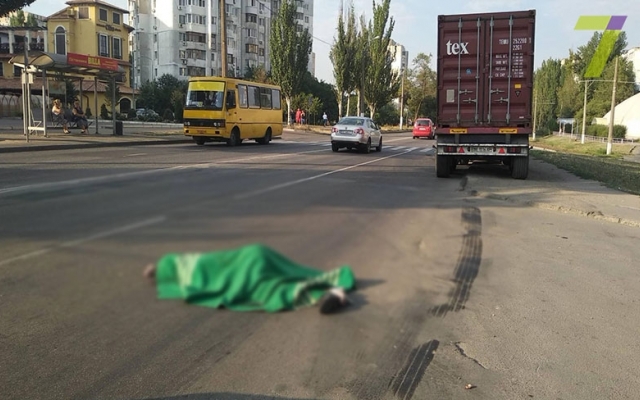 Утром одессит погиб под колёсами грузовика Фото № 0 Утром одессит погиб под колёсами грузовика Фото № 0