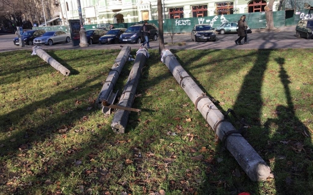 У дома Руссова снесли электроопоры, закрывавшие обзор Фото № 1 У дома Руссова снесли электроопоры, закрывавшие обзор Фото № 1