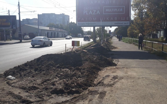 Больше месяца пешеходы на улице Космонавтра Комарова ходят по грязи (ФОТО) Фото № 6 Больше месяца пешеходы на улице Космонавтра Комарова ходят по грязи (ФОТО) Фото № 6